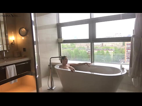 ❤️ Milžiniškas kūdikis aistringai masturbuoja savo putę vonios kambaryje ❤️❌ Super porno prie mūsų